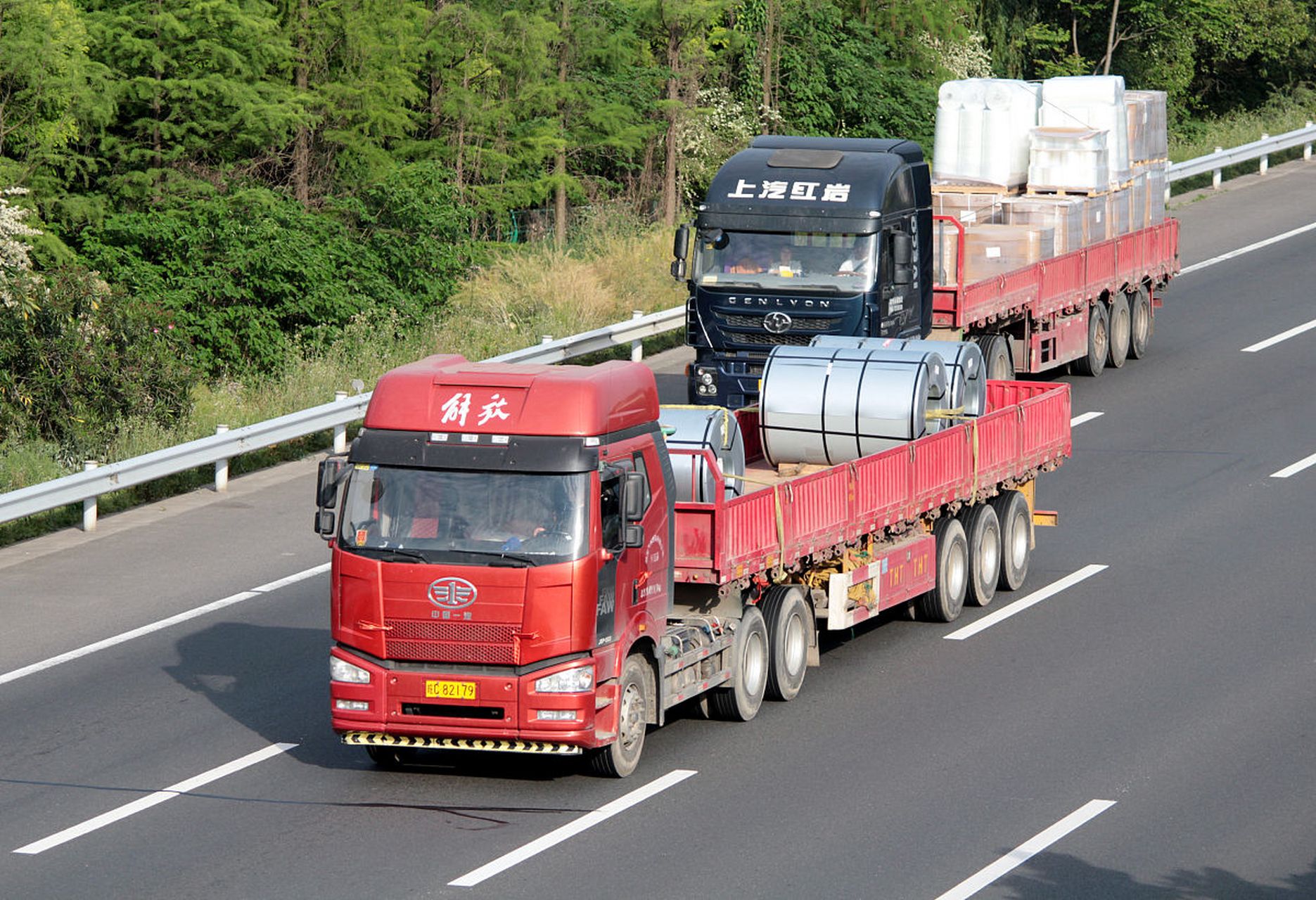 車輪上的擔(dān)當(dāng) 中國(guó)貨車司機(jī)的物流運(yùn)輸之路